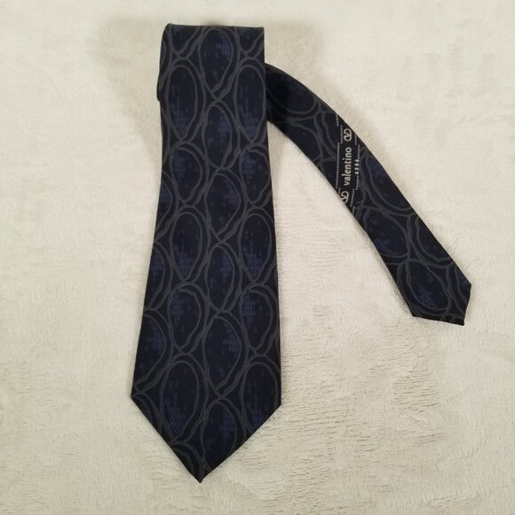 Vintage Valentino Cravatte Tie 100% Silk Hand Made in Italy W 3 3/8 by L 56 3/8 - Picture 2 of 9